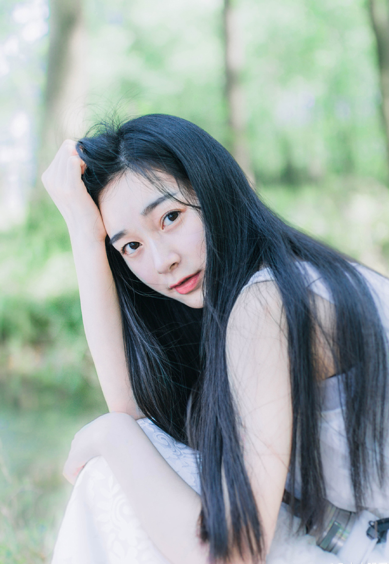 人类往往少年老成，青年迷茫，中年喜欢将别人的成就与自己相比较，因而觉得受挫，好不容易活到老年仍是一个没有成长的笨孩子。我们一直粗糙的活着，而人的一生，便也这样过去了。——三毛